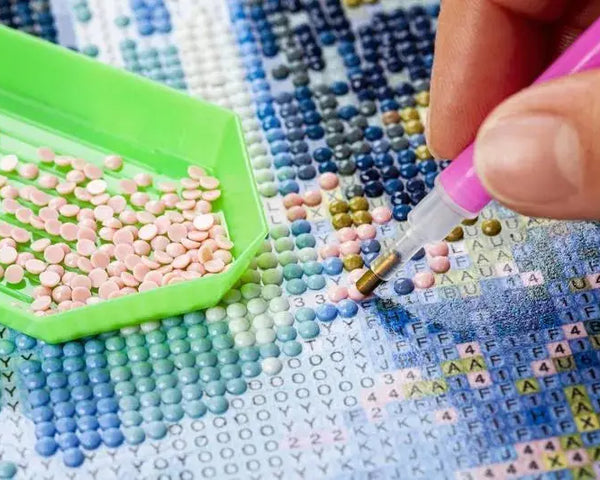 En ung jente som jobber med diamantmaleri i USA